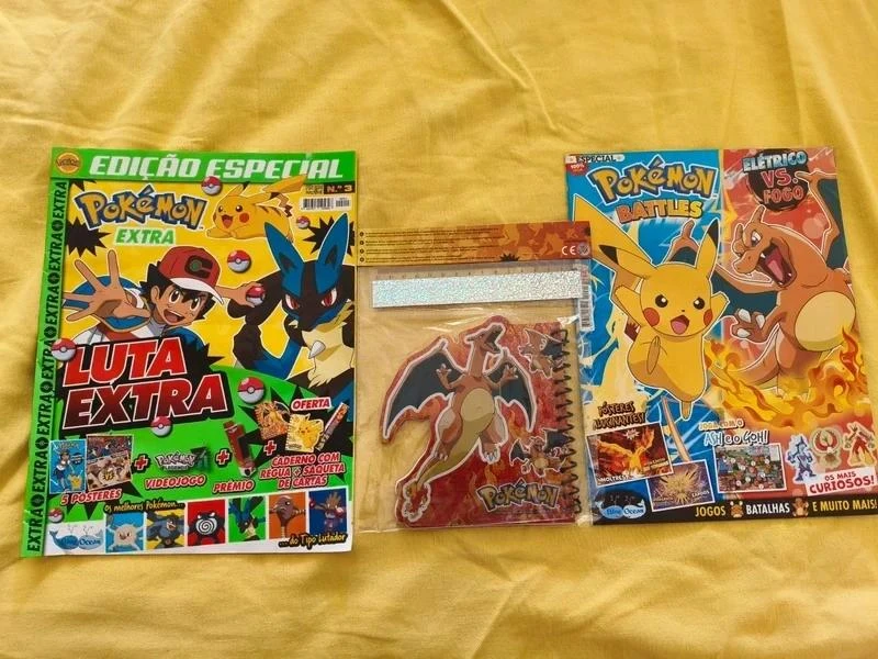 Conjunto revista pokemon + brinde Charizard